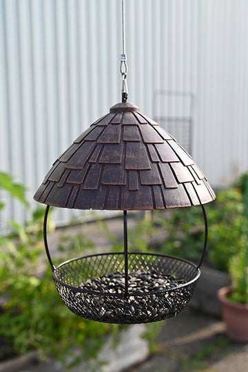 Round shape. Black mesh tray. roof connected by poles to protect the seeds.